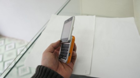 motorola 15 - Điện thoại vuông của Motorola giá 7,5 triệu đồng ở VN