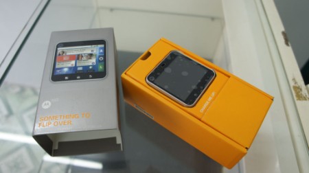 motorola 2 - Điện thoại vuông của Motorola giá 7,5 triệu đồng ở VN