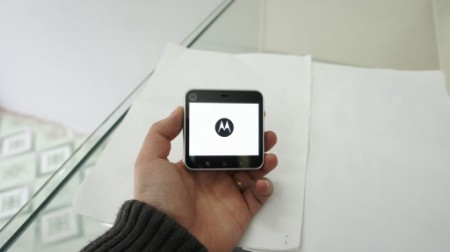 motorola 22 - Điện thoại vuông của Motorola giá 7,5 triệu đồng ở VN