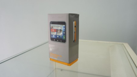 Điện thoại vuông của Motorola giá 7,5 triệu đồng ở VN
