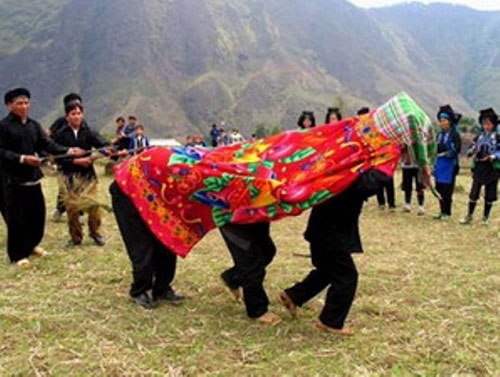 Độc đáo lễ hội trùm chăn của người Hà Nhì ở Bát Xát
