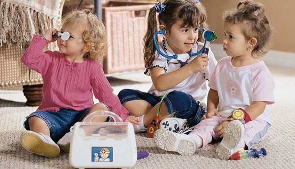 Liệt kê 4 nhóm đồ chơi mang lại nhiều lợi ích cho bé