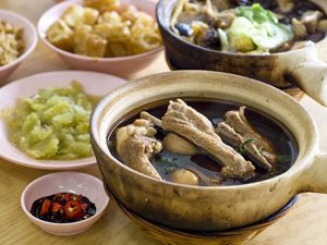 bak kut teh mon qua am thuc tinh te cua nguoi singapore. 300x225 - Bak kut teh – món quà ẩm thực tinh tế của người Singapore             