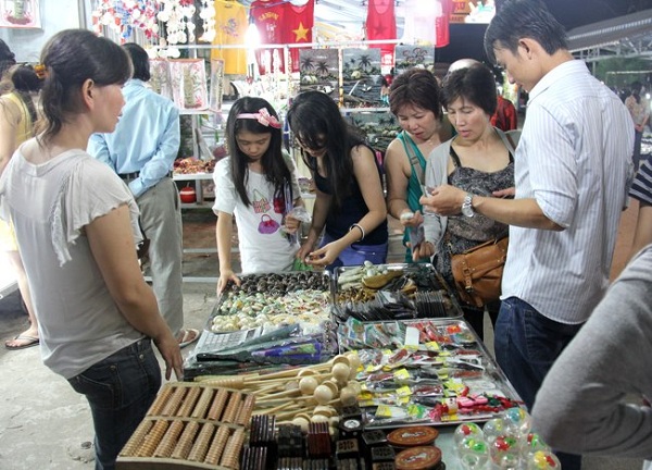 mua sam vat dung tai cho dem dinh cau - Chợ đêm Dinh Cậu - Địa điểm nên đến ở Phú Quốc