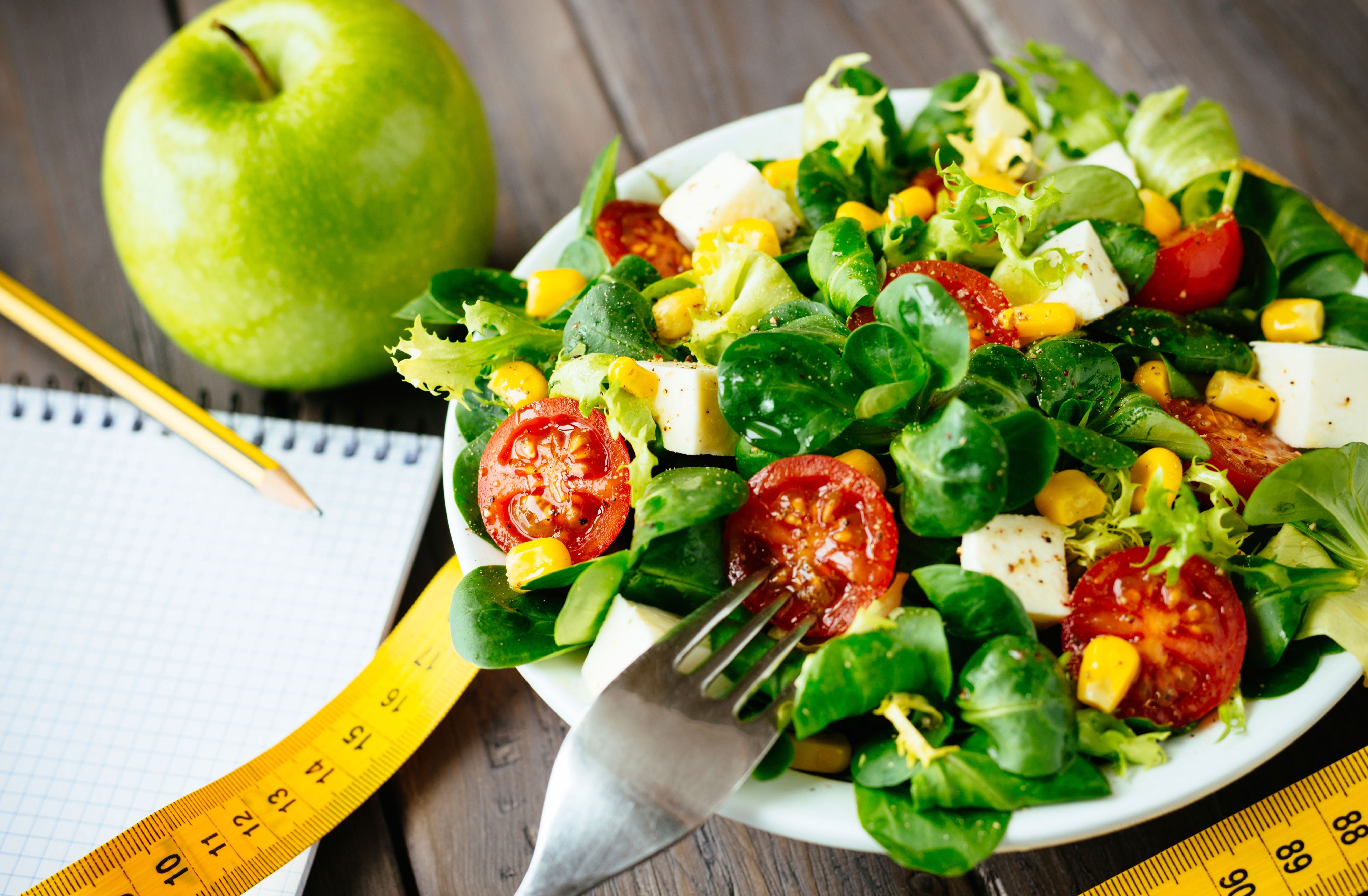 Anh 1 salad - Ăn gì để giảm cân siêu tốc, mỡ bụng tan biến chỉ trong 1 tuần?