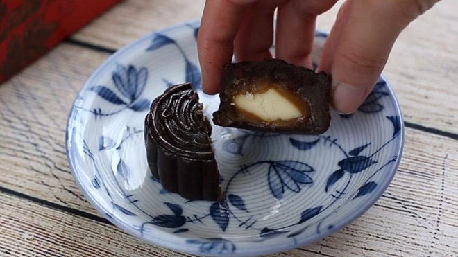 mieng banh trung thu tiramisu moi cat - Bánh Trung thu tiramisu thơm ngon đắm say hồn người