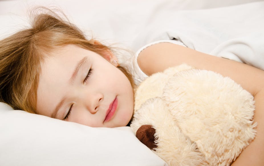 Tư thế ngủ tránh gù lưng – những lợi ích cha mẹ không ngờ tới