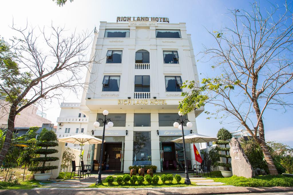 cong vao khach san Rich Land Khach san gan bien Da Nang - Top 10 khách sạn gần biển Đà Nẵng chất lượng, giá tốt