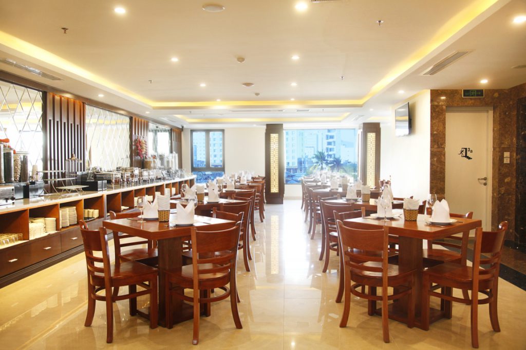khong gian nha hang cua khach san 1024x683 - Top 10 khách sạn gần biển Đà Nẵng chất lượng, giá tốt