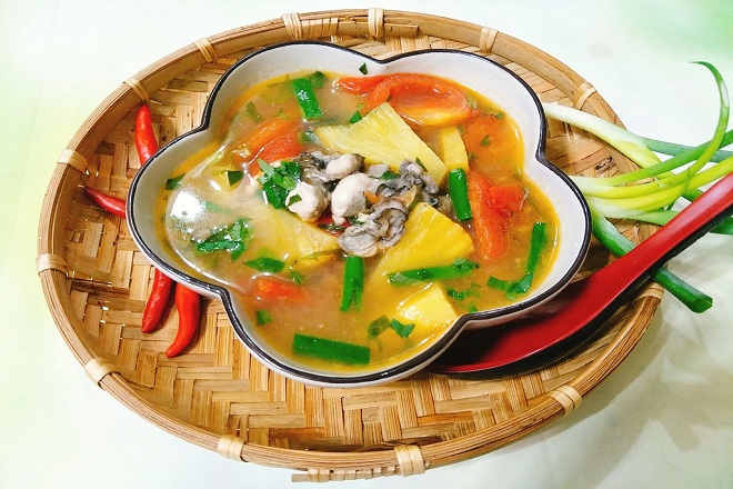 canh hàu ăn với sườn xào chua ngọt