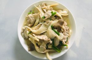 4.nam xao thit 300x195 - Top 10 những món ngon xào với nấm thơm ngon, khó cưỡng