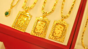 vang hieu 2 06123384 300x169 - Dự Báo Giá Vàng Tăng Hay Giảm Sau Biến Động Mạnh Ngày 24/7? Giới Đầu Tư Cần Làm Gì