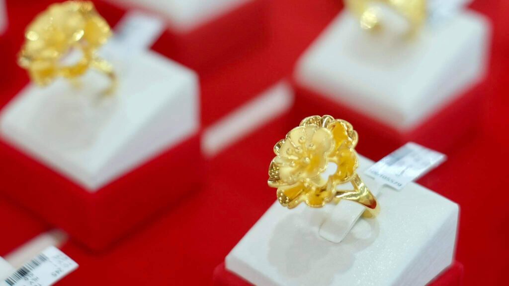 gia vang hom nay40363273811137319500046017533512805144050418ngia vang hom nay 06060421 1024x577 - Giá Vàng Thế Giới Hôm Nay 18/8: Ổn định trước áp lực từ đồng USD