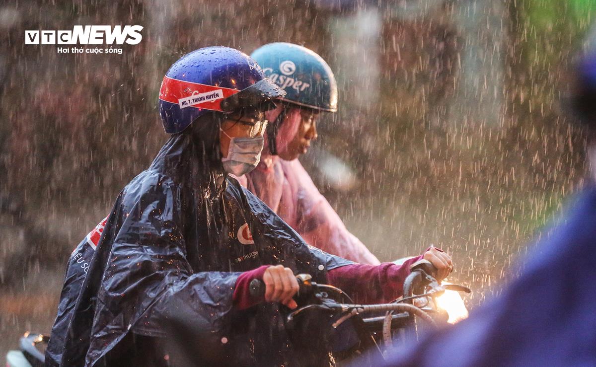 Dự Báo Thời Tiết Hôm Nay 21/9: Miền Bắc nắng nóng, đêm mưa lớn diện rộng