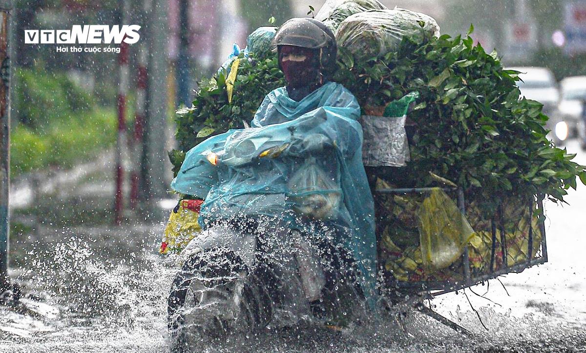 Dự Báo Thời Tiết Hôm Nay 17/10: Miền Trung Hứng Mưa Lớn Diện Rộng, Cảnh Báo Lũ Trên Các Sông