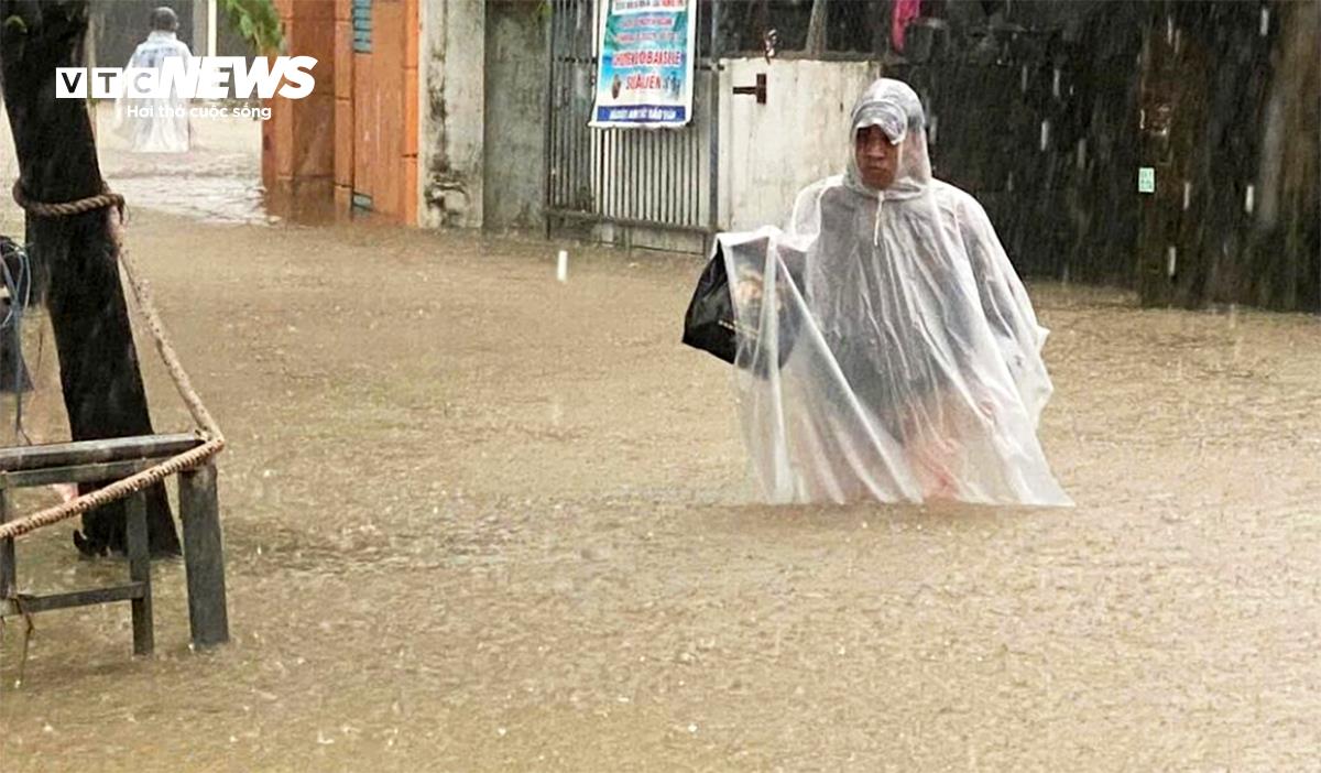 Dự báo thời tiết hôm nay 27/10: Miền Trung tiếp tục mưa dồn dập, cảnh báo lũ quét và sạt lở đất