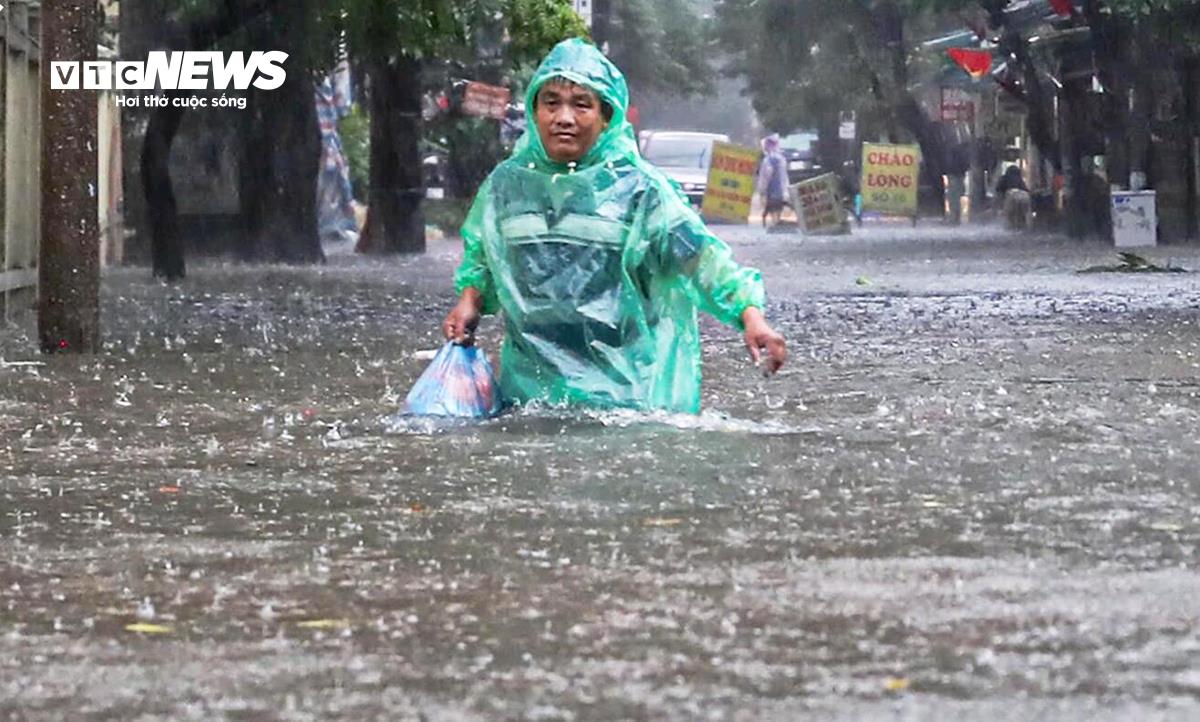 Dự báo thời tiết hôm nay 8/10: Hà Nội và nhiều tỉnh Bắc Bộ mưa lớn, cảnh báo ngập úng